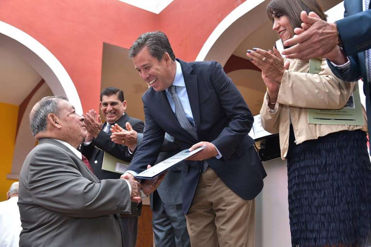 El Sr. Gobernador Miguel Márquez M.Entrega de Reconocimientos a los Cronistas fundadores..